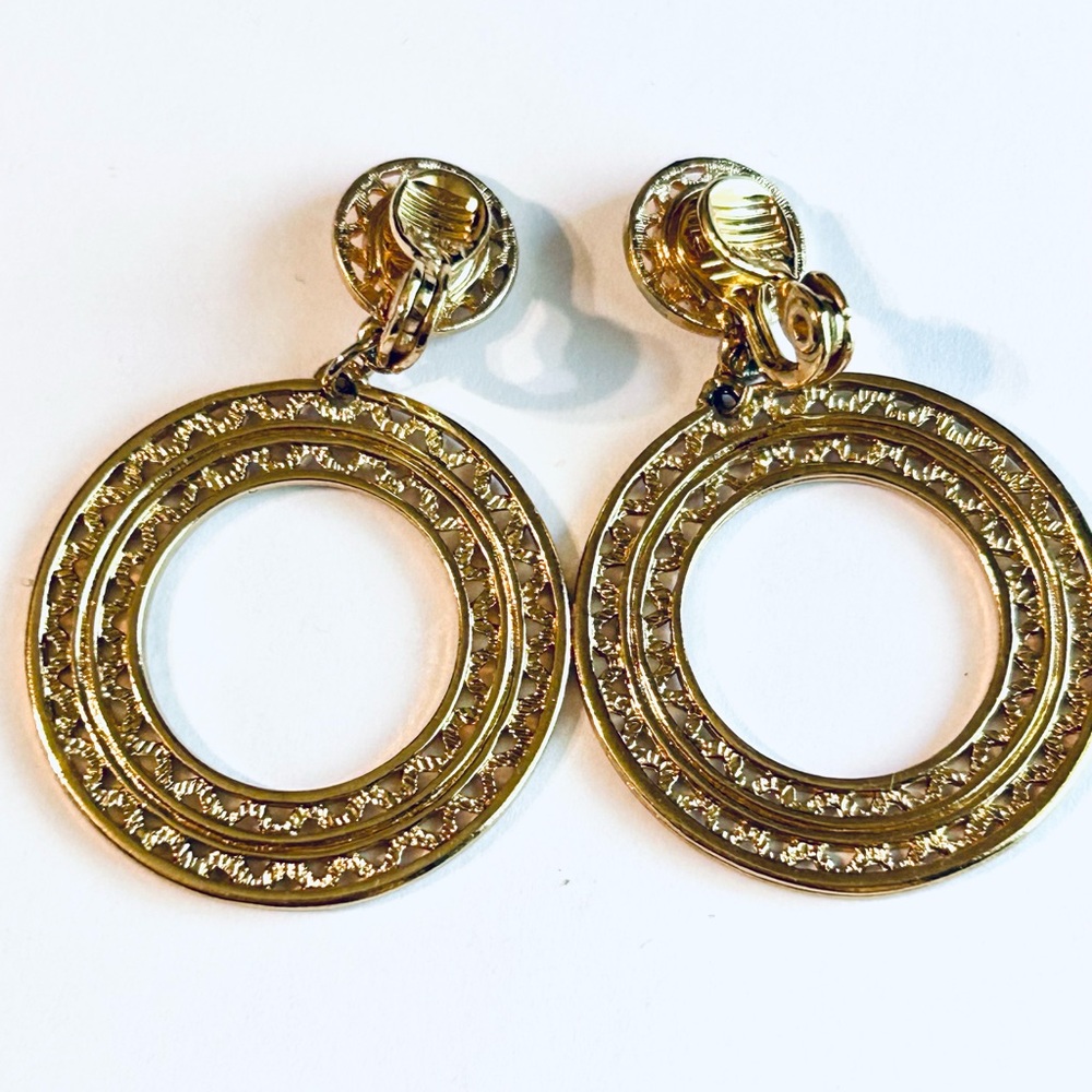 Elegant Monet Gold-Tone Hoop Clip-on Earrings, Vintage Monet - Picture 5 of 6